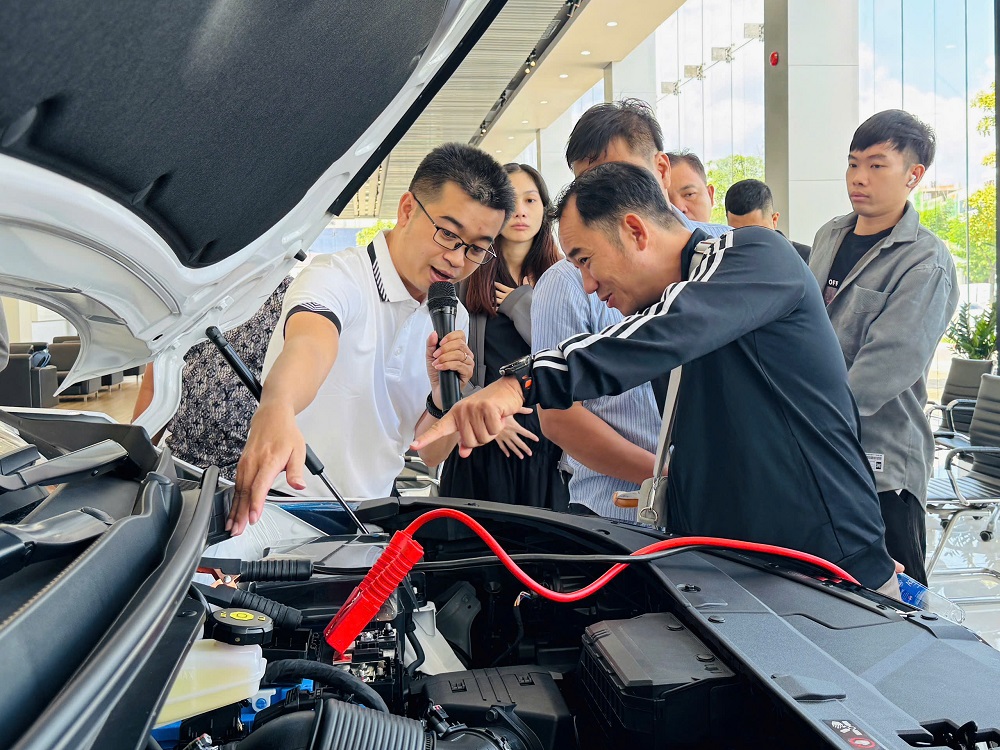 Các chuyên gia kỹ thuật hướng dẫn khách hàng cách kiểm tra, bảo dưỡng xe cơ bản - Ảnh: THACO AUTO