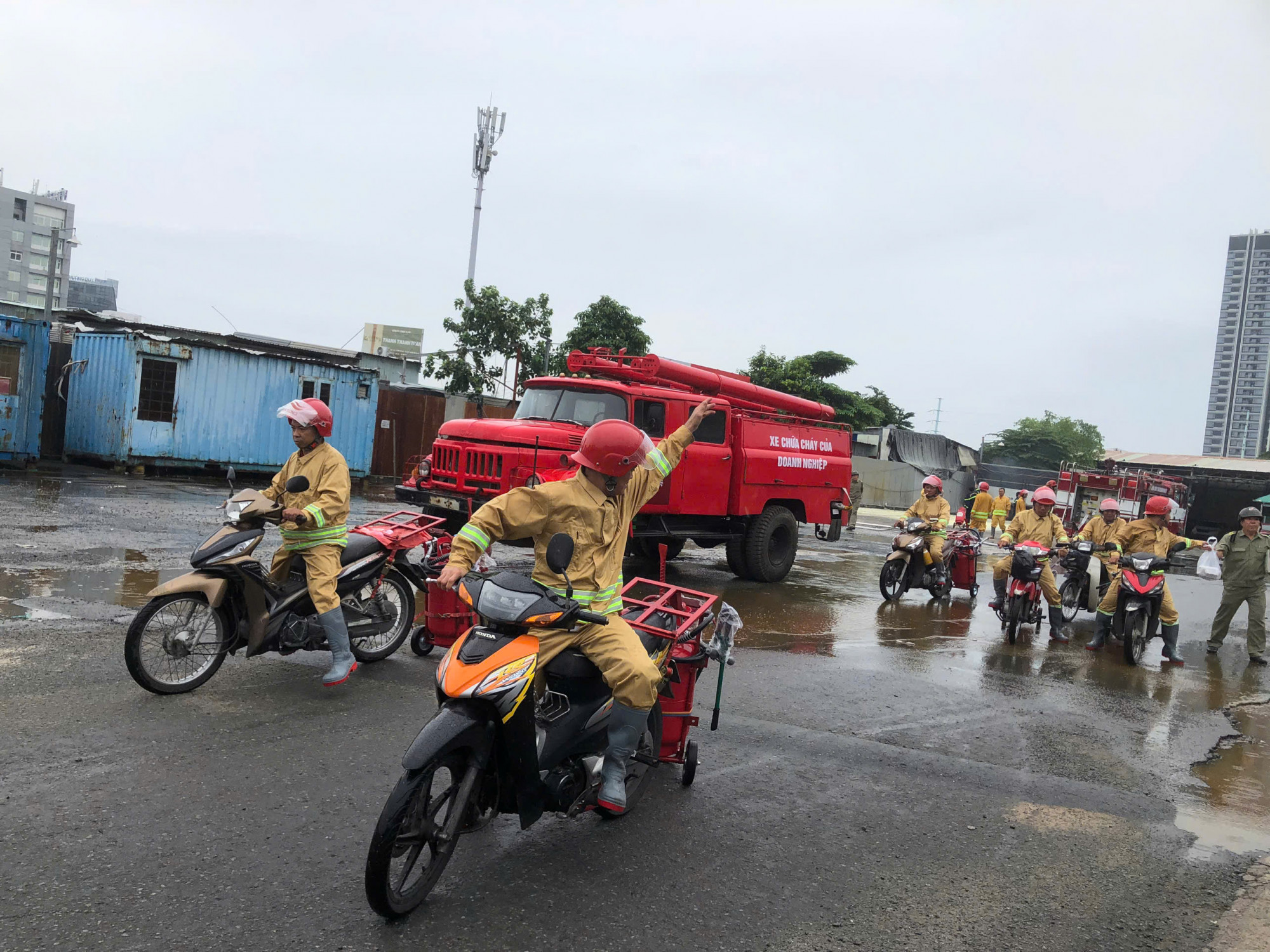 Đội hình Xe chữa cháy lưu động tại khu phố và Xe chữa cháy doanh nghiệp tại khu vực C30 Thành Thái”