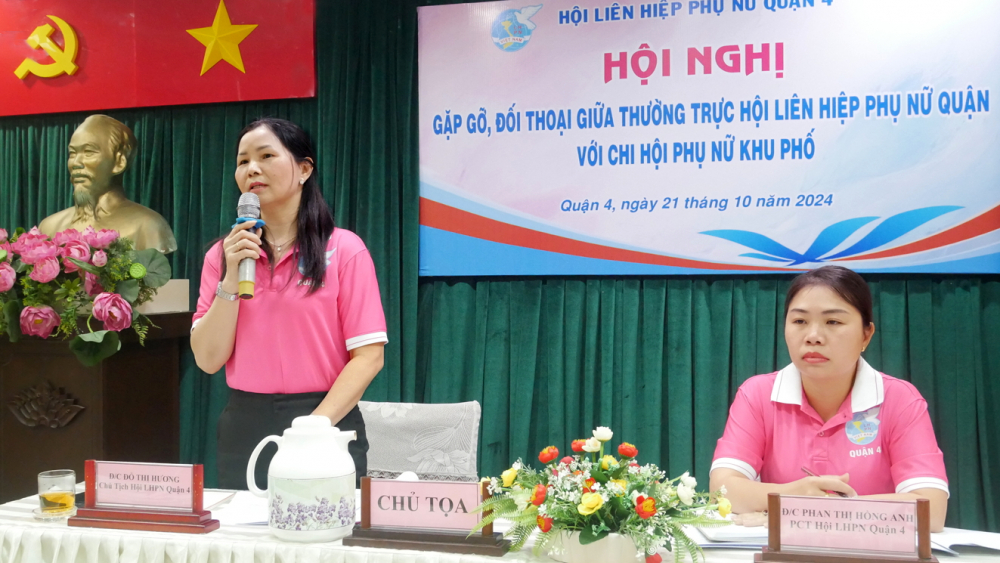 Bà Đỗ Thị Hương (bìa trái) - Chủ tịch Hội LHPN quận 4 - hứa sẽ tiếp thu những kiến nghị,  đề xuất của cán bộ hội, đại diện cấp ủy địa phương để nghiên cứu những giải pháp phù hợp