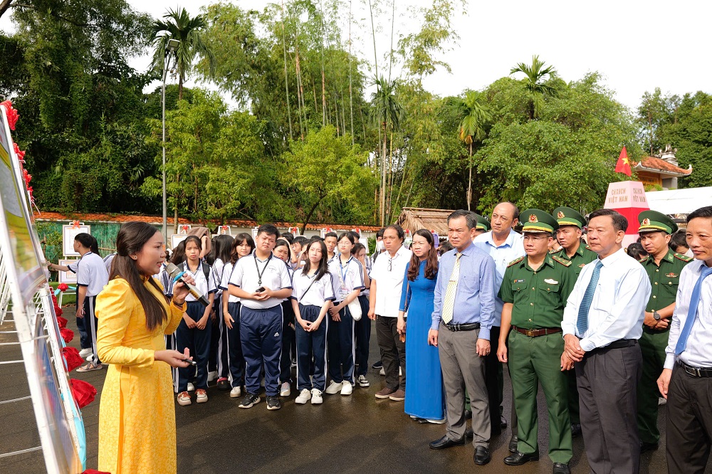 Đại biểu tham quan trưng bày chuyên đề “Hoàng Sa - Trường Sa của Việt Nam”