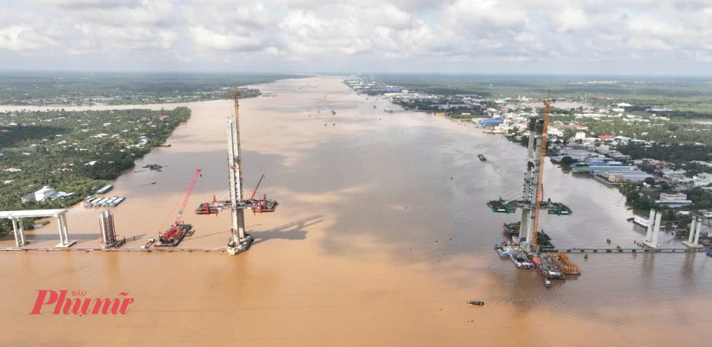 Ngày 24/10, Ban QLDA Mỹ Thuận (Bộ GTVT) cho biết, Dự án đầu tư xây dựng Công trình cầu Rạch Miễu 2 nối hai tỉnh Tiền Giang và Bến Tre đến nay đã hoàn thành 100% 2 trụ tháp dây văng P19 và P20. 