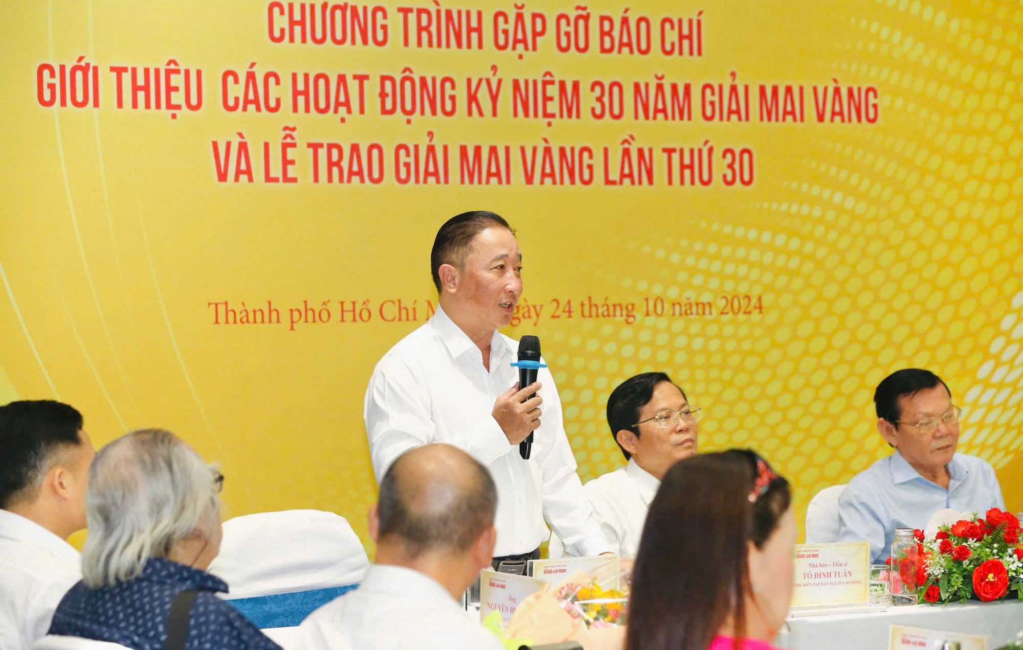 Ông Bùi Thanh Liêm, Phó tổng biên tập Báo Người Lao Động trả lời các câu hỏi của phóng viên trong buổi gặp gỡ