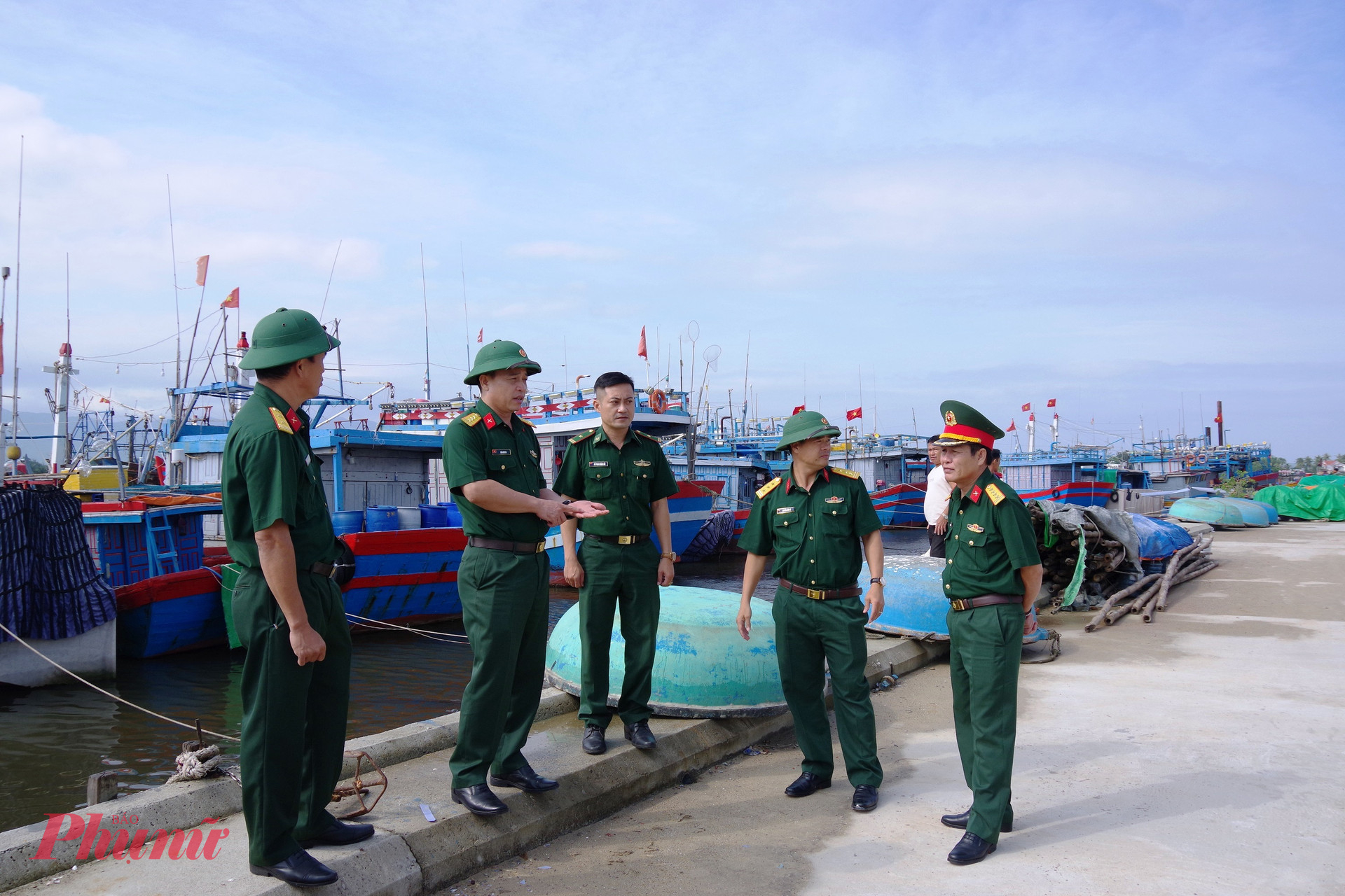 Lãnh đạo Bộ CHQS tỉnh Quảng Nam kiểm tra công tác ứng phó bão số 6 tại xã Tam Quang, huyện Núi Thành.