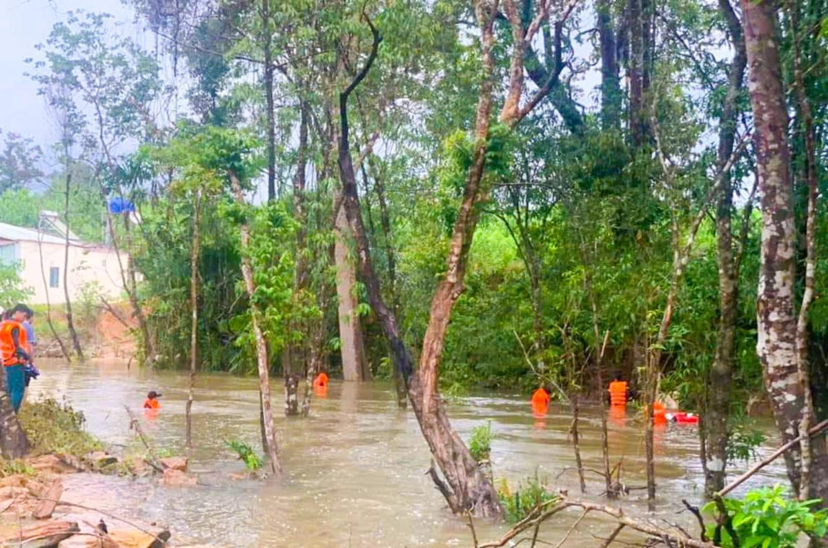 Khu vực suối Lỡ nơi bé trai bị nước cuốn, lực lượng chức năng đang tìm kiếm - Ảnh Cộng đồng Phú Quốc