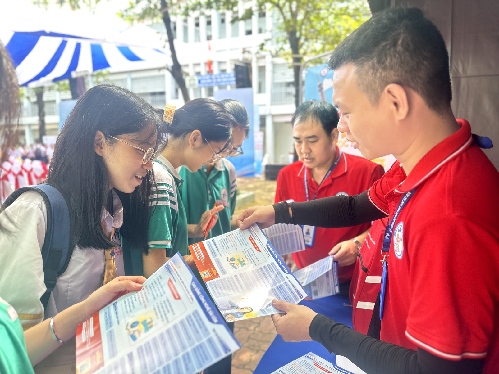 Học sinh tham gia Ngày hội tuyển sinh, hướng nghiệp giáo dục nghề nghiệp năm 2024 do Sở Lao động, Thương binh và Xã hội TPHCM và Sở GD-ĐT TPHCM tổ chức ngày 19/10 để tìm hiểu các chương trình đào tạo nghề