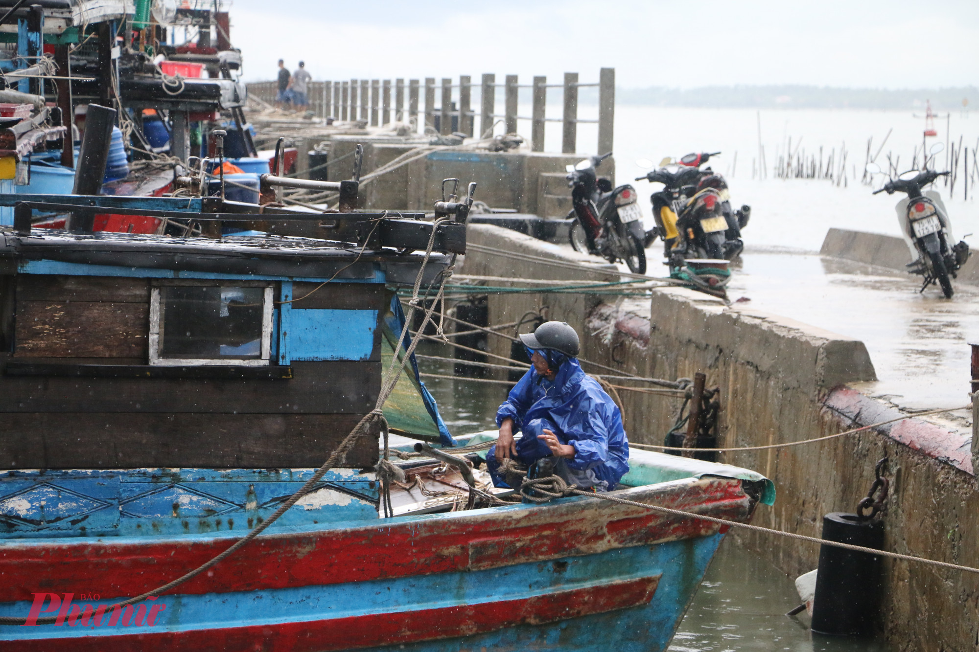  Tàu thuyền ngư dân ngoại tỉnh vào tránh trú bão âu thuyền xã Phú Hải 