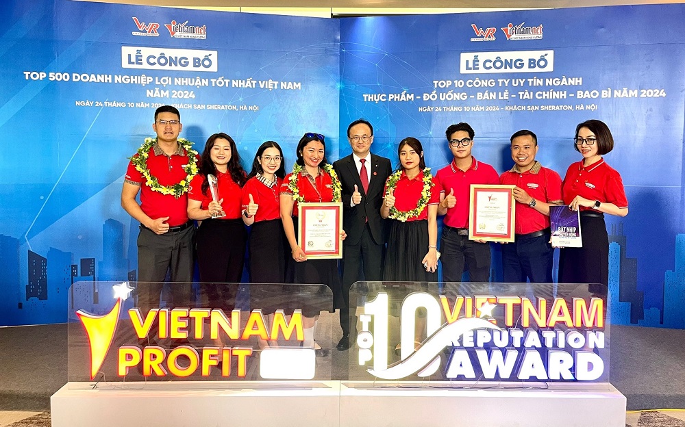 Các thành viên Dai-ichi Life Việt Nam tại lễ công bố “Top 500 Doanh nghiệp Lợi nhuận tốt nhất Việt Nam 2024” - Ảnh: Dai-ichi Life Việt Nam