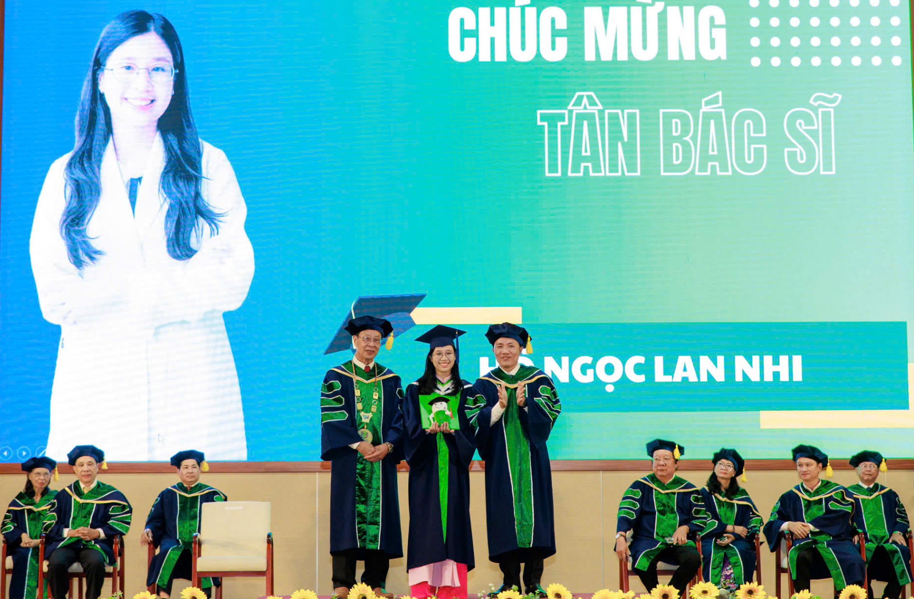 tân bác sĩ Hồ Ngọc Lan Nhi khi cô trở thành thế hệ thứ 3 trong gia đình làm bác sĩ - Ảnh: UHS