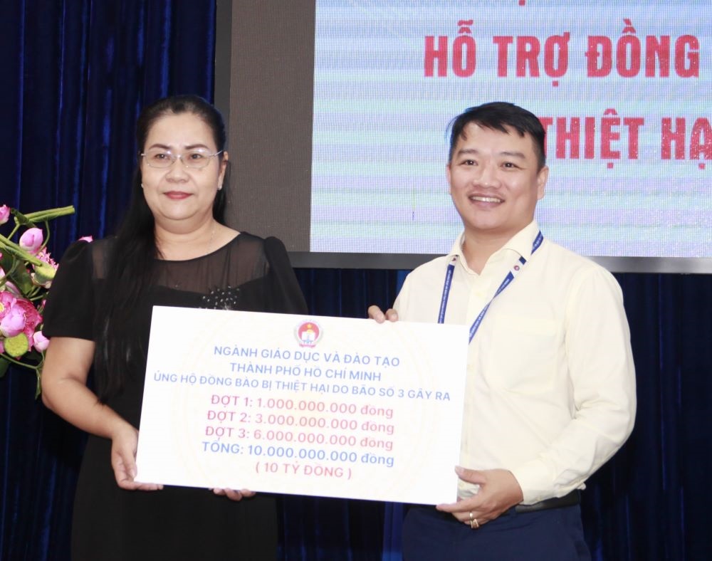 Đại diện Ủy ban MTTQ Việt Nam TPHCM tiếp nhận từ Công đoàn ngành giáo dục thành phố ủng hộ 3 đợt với tổng kinh phí 10 tỷ đồng - Ảnh: A.H.