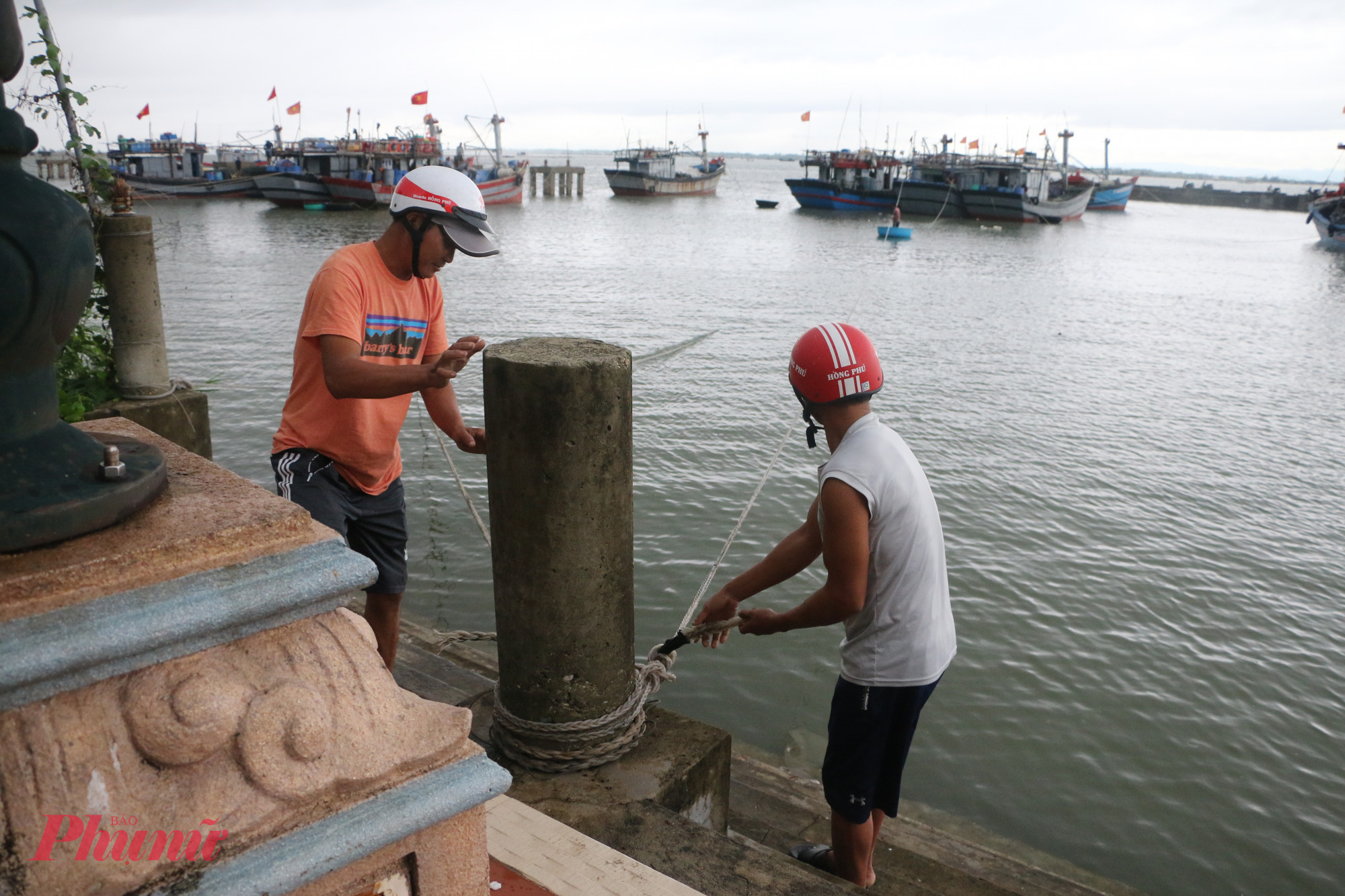 Ngư dân váo tránh trú bão an toàn tại au thuyền xã Phú Thuận huyện Phú Vang (Thừa Thiên Huế)