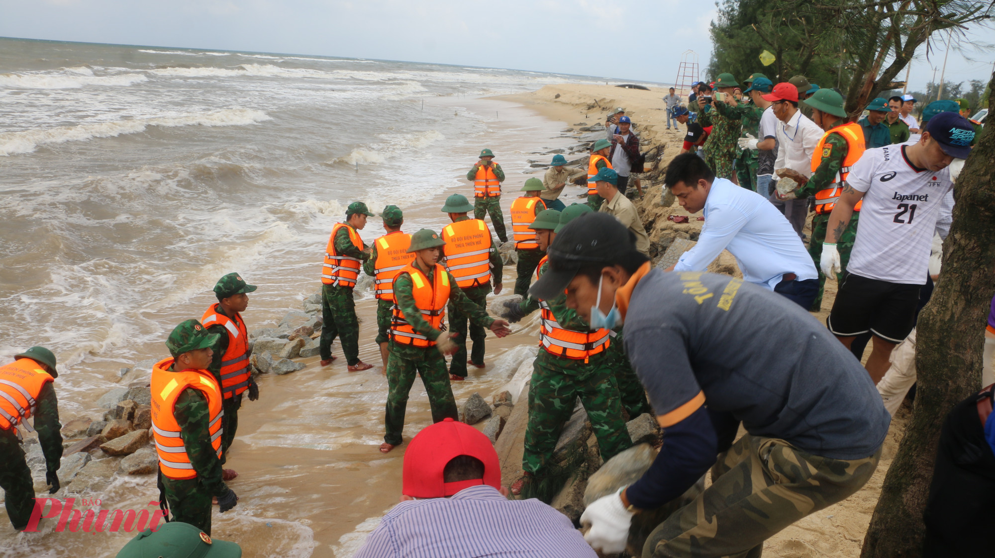 Quân dân xã Phú Thuận tích cực tham gia xử lý khẩn cấp sạt lở tại bãi tắm xã Phú Thuận huyện Phú Vang