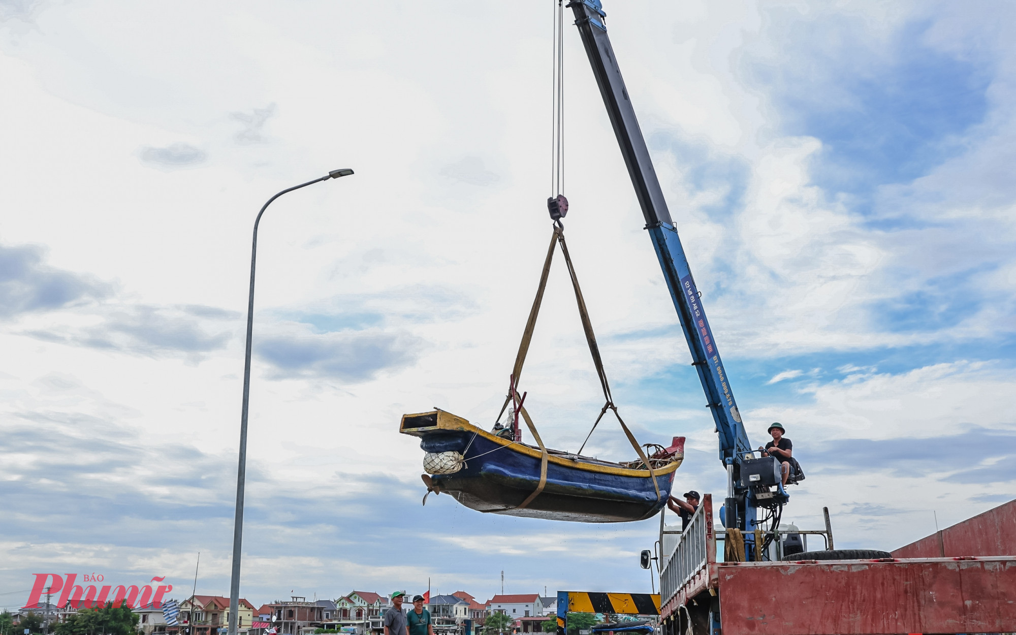 Ngư dân Quảng Bình cẩu thuyền lên bờ tránh bão