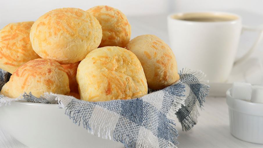 Theo nghĩa đen là bánh mì phô mai , pão de queijo có nguồn gốc từ những sáng chế ẩm thực của những người nô lệ châu Phi, khi họ bắt đầu sử dụng phần còn lại của cây sắn. Một loại bột trắng mịn, hoặc tinh bột, được vo thành từng viên và nướng.  Vào thời điểm đó, không có pho mát nào được thêm vào, vì vậy nó chỉ là tinh bột nướng, nhưng vào cuối thế kỷ 19, khi chế độ nô lệ kết thúc, những loại thực phẩm khác bắt đầu có sẵn cho người Afro-Brazil lần đầu tiên. Tại tiểu bang Minas Gerais, trung tâm sữa của Brazil, pho mát và sữa bắt đầu được thêm vào những viên tinh bột, và pão de queijo đã được tạo ra. 