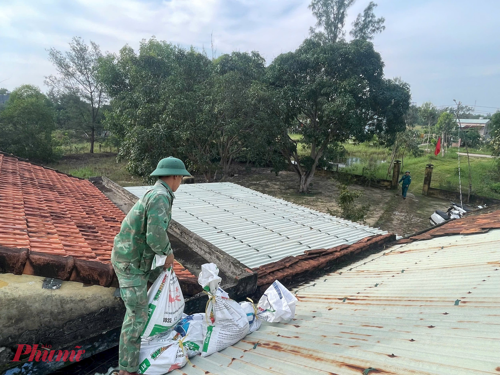 Với phương châm 'nhiệm vụ phòng chống thiên tai là mệnh lệnh chiến đấu của người lính trong thời bình', hiện nay, LLVT tỉnh Quảng Nam đã và đang kề vai sát cánh cùng bà con nhân dân ứng phó với cơn bão số 6, mọi công tác chuẩn bị phải được hoàn thành trước 17 giờ ngày 26/10 để sẵn sàng đón bão áp sát đất liền dự kiến vào sáng ngày 27/10.