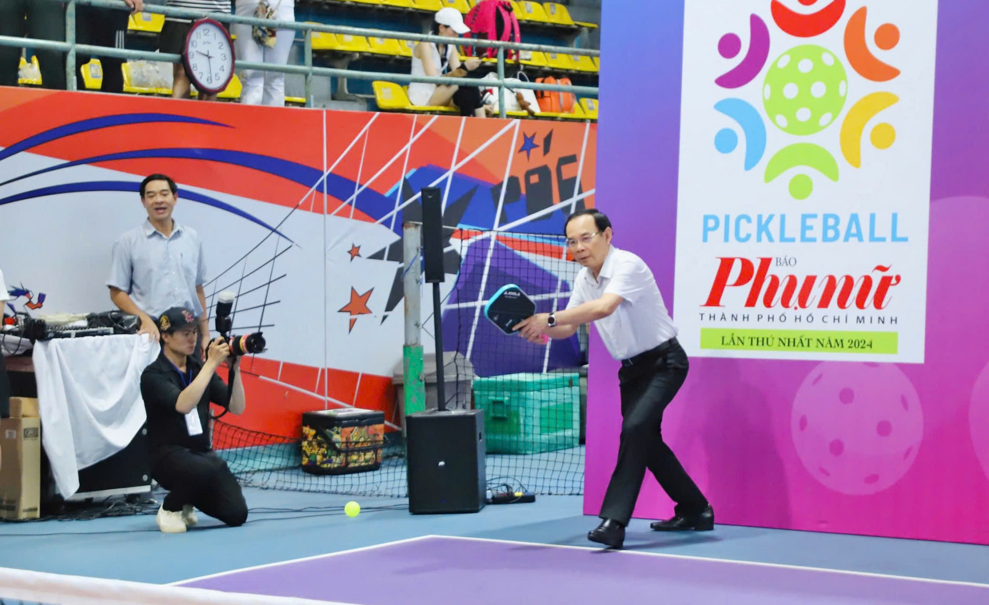 Bí thư Thành ủy TPHCM phát bóng khai mạc giải Pickleball Báo Phụ nữ lần thứ nhất