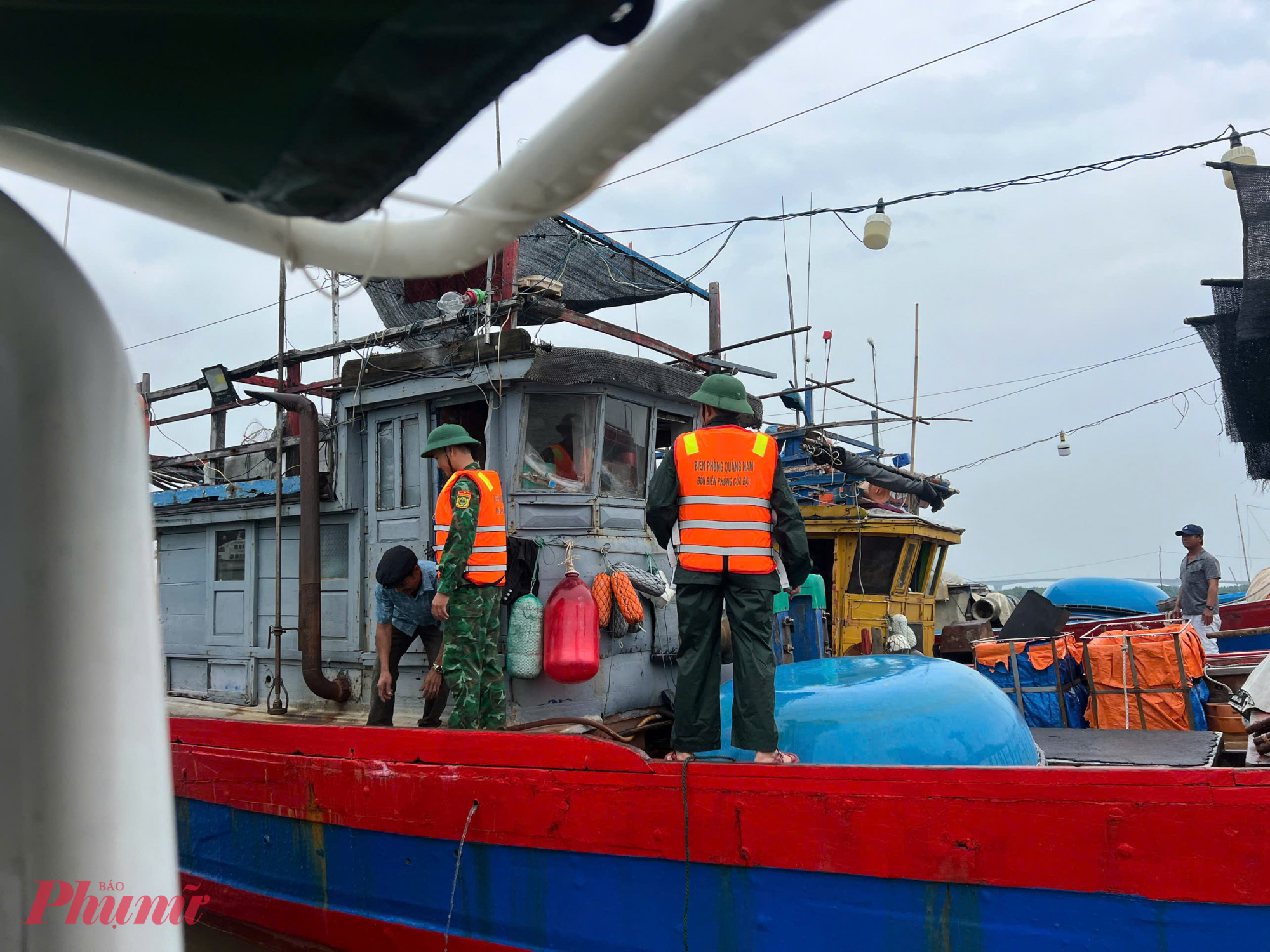 Tại Hội An (Quảng Nam), Đồn Biên phòng Cửa Đại, Đồn Biên phòng Cù Lao Chàm phối hợp với các địa phương ven biển đang kêu gọi, hướng dẫn các phương tiện, tàu thuyền đang hoạt động trên biển nằm trong khu vực dự kiến ảnh hưởng của bão Trami di chuyển thoát ra khỏi vùng nguy hiểm hoặc về nơi tránh, trú bão an toàn; đồng thời nghiêm cấm tàu thuyền ra khơi (bao gồm cả các ghe thuyền các xã bãi ngang ven biển, hoạt động gần bờ).