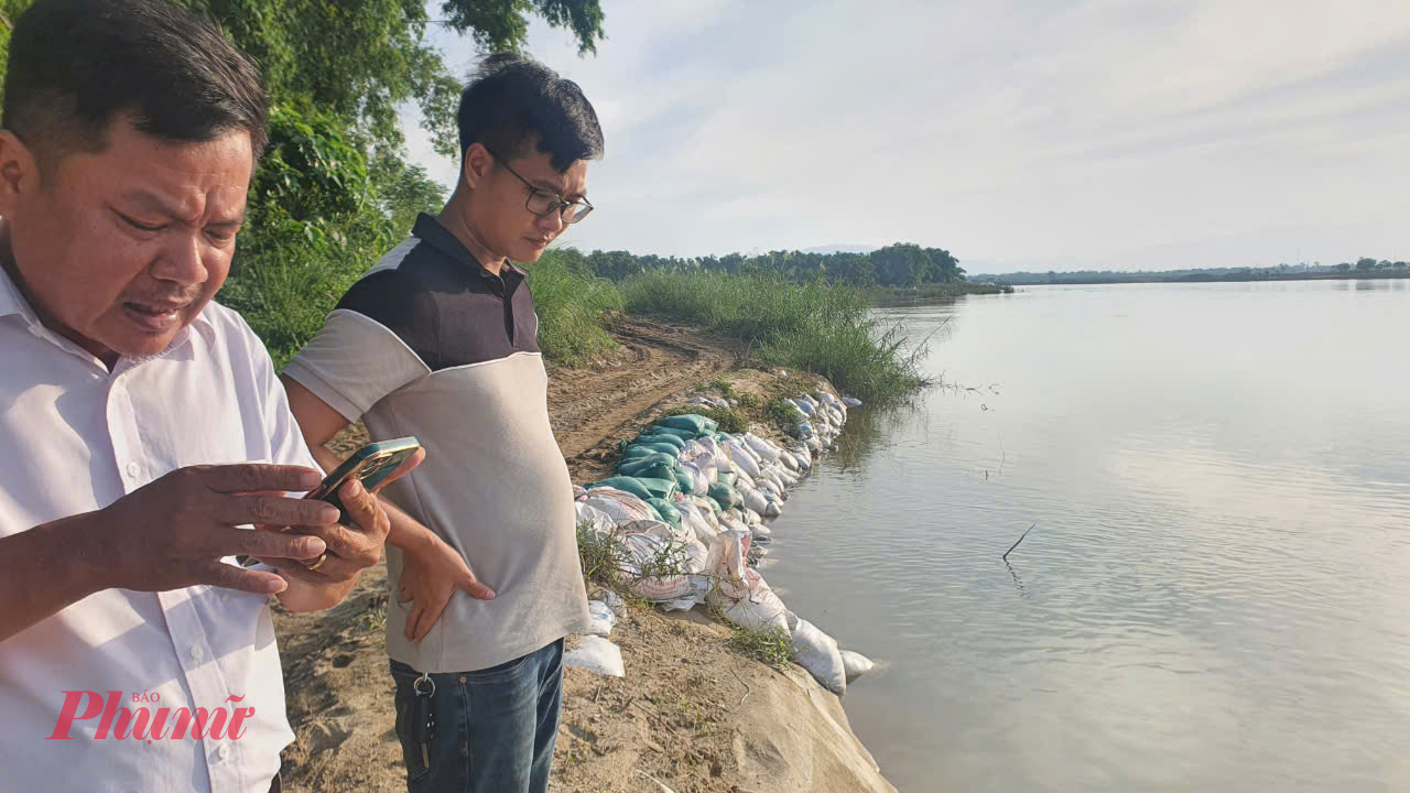 Cửa sông Quảng Huế bị sạt lở dài gần 20m, sâu khoảng 2m do hoạt động thi công kè khẩn cấp cách đó vài trăm mét