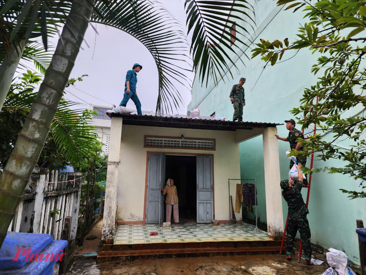 Hiện, quân đội, công an và các lực lượng đang hỗ trợ người dân gia cố, chằng chống nhà cửa, công trình…nhằm bảo vệ, giảm tối đa thiệt hại do bão gây ra.