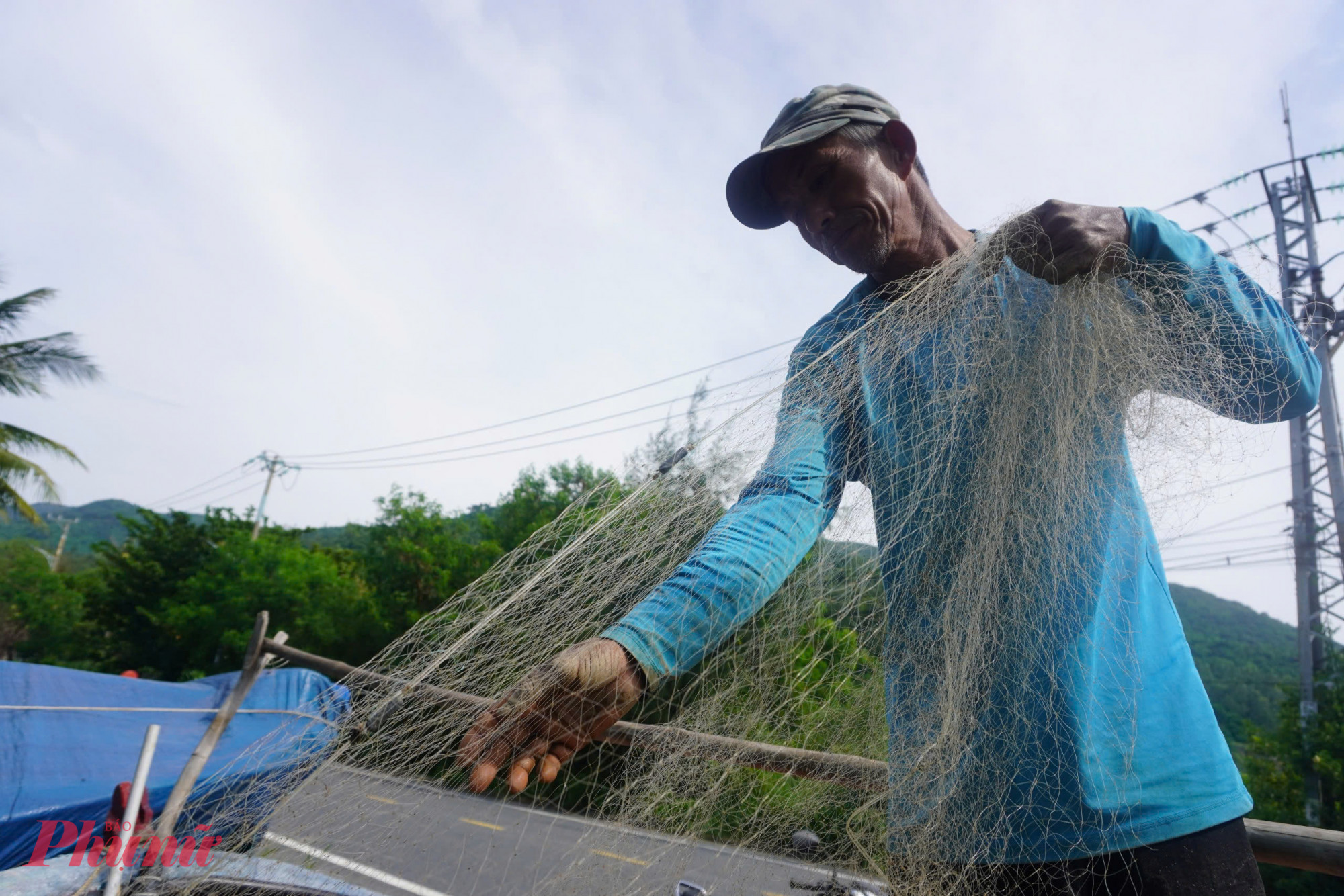 Ông Trần Văn Ba (58 tuổi, ngụ phường Phước Mỹ, quận Sơn Trà) cho biết, dù bão số 6 còn ở vị trí xa nhưng mọi người không chủ quan, từ chiều qua đến nay người dân tranh thủ trời còn nắng ráo để đưa thuyền lên bờ.