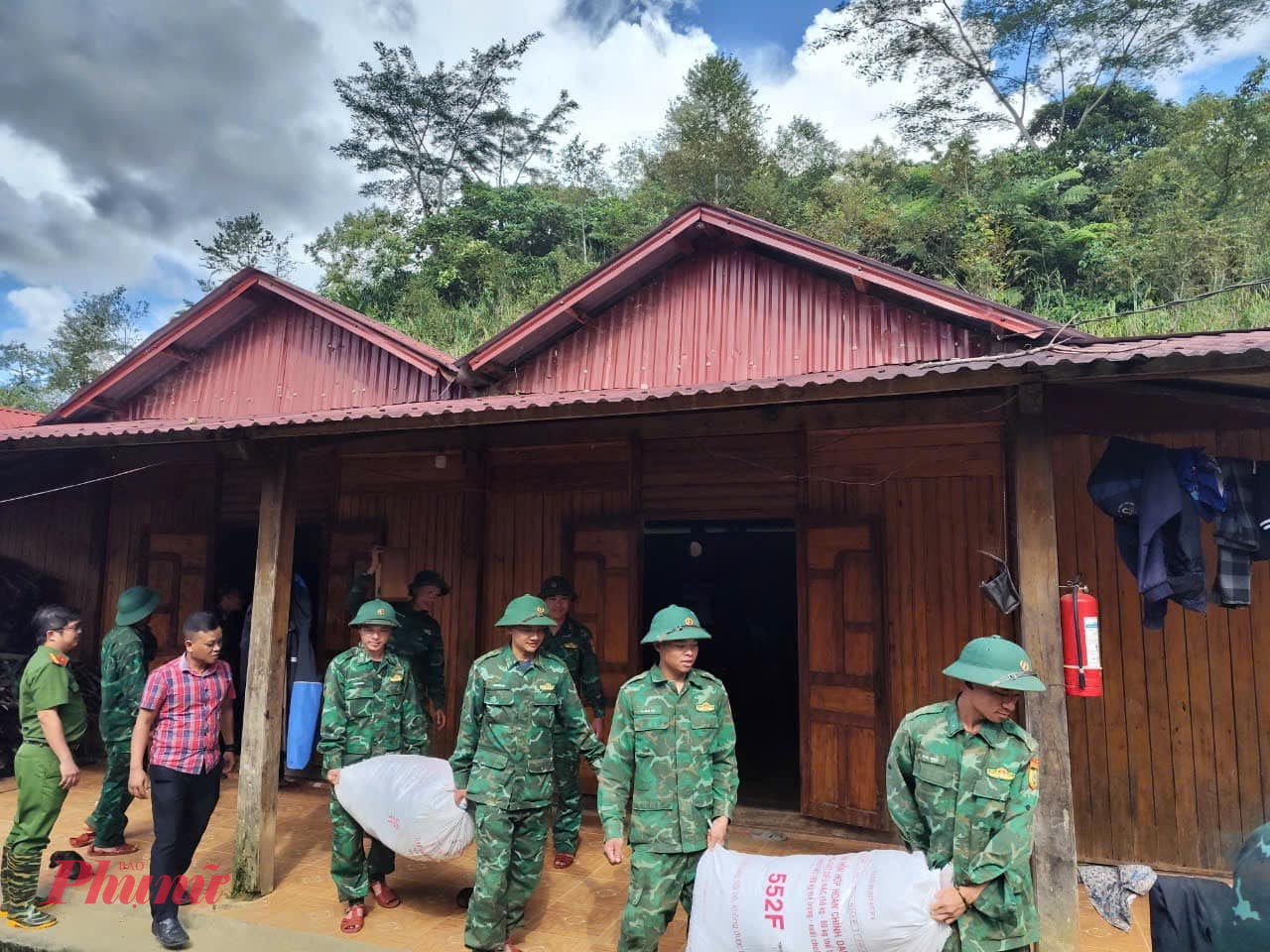 Lực lượng vũ trang và các cơ quan đoàn thể hỗ trợ di dời tài sản của người dân khỏi vùng nguy hiểm