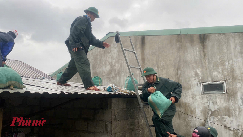 Thiếu tá Hồ Trịnh Hùng, Đồn trưởng Đồn BPCK cảng Chân Mây cho biết: Đơn vị đã tuyên truyền ngư dân tuyệt đối không ở lại trên các lồng bè nuôi cá tại khu vực nuôi thủy sản khu vực đê chắn sóng cảng Chân Mây. Hướng dẫn các phương tiện tàu thuyền về nơi tránh trú bão an toàn. 