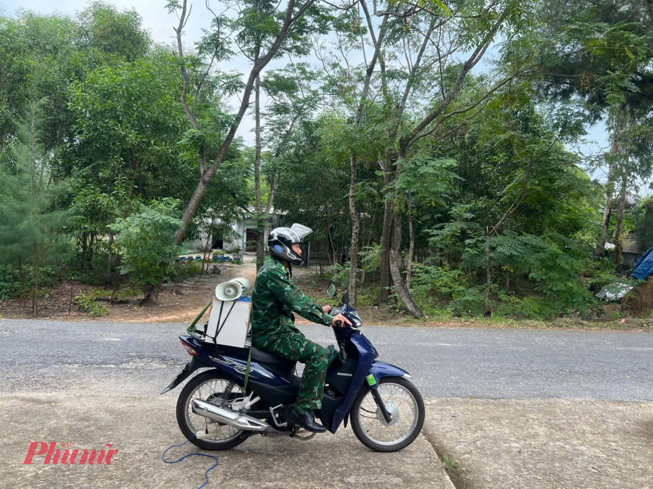 Đồn Biên phòng Triệu Vân huyện Triệu Phong (Quảng Trị) sử dụng phương tiện tuyên truyền di động để tuyên truyền phòng chống bão số 6