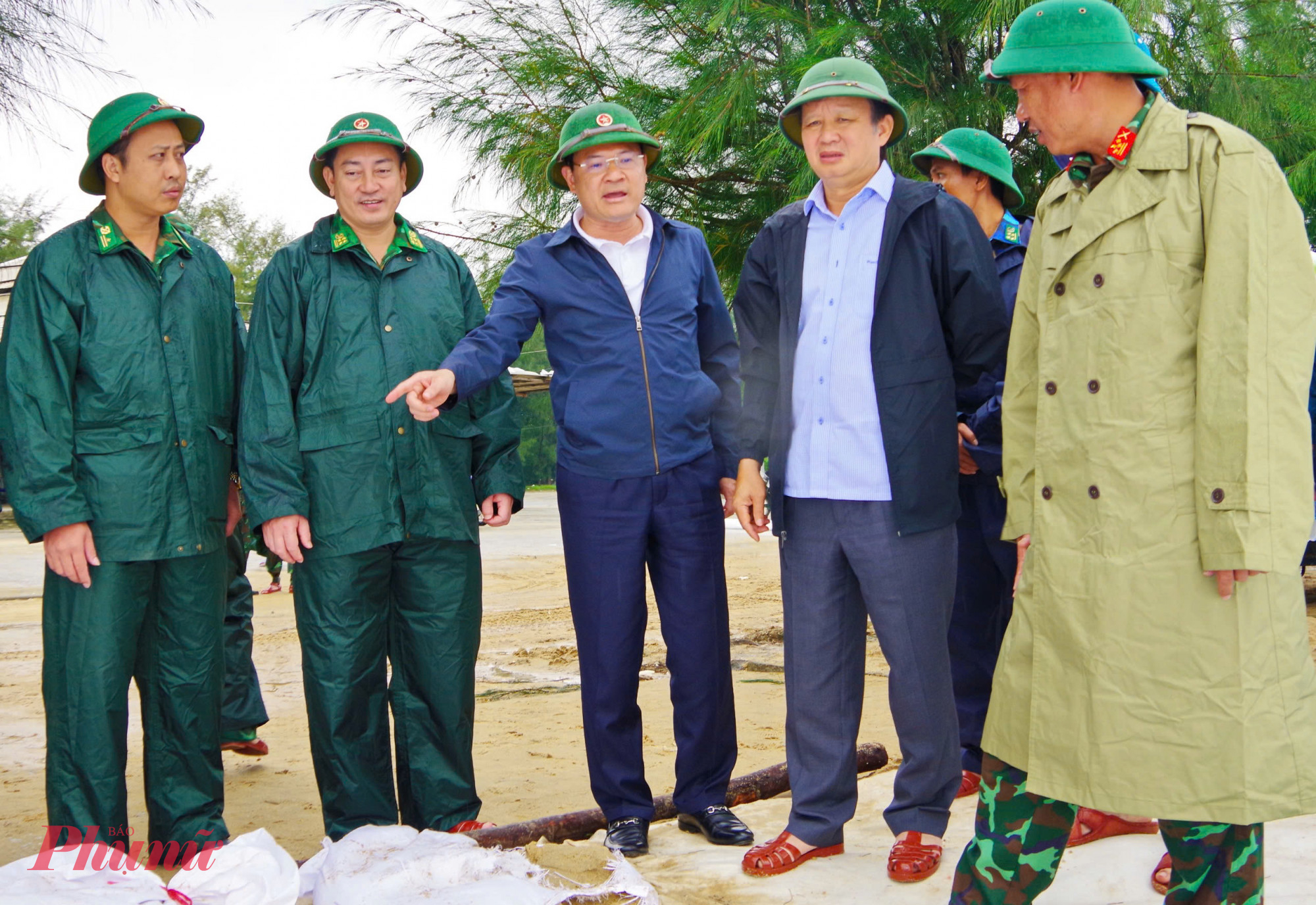 Đồng chí Hoàng Hải Minh - Phó Chủ tịch UBND tỉnh báo cáo tình hình khắc phục bờ biển bị xâm thực