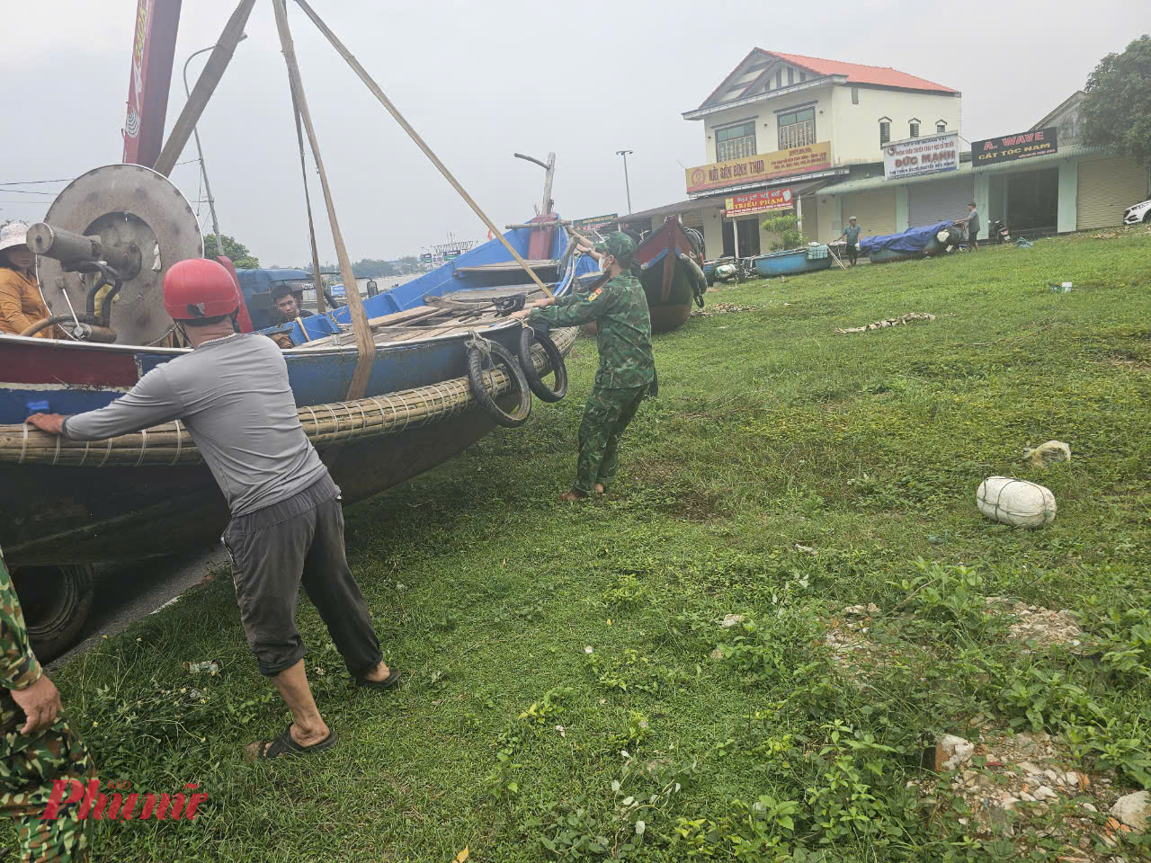  Đồn Biên phòng Cửa Tùng (Quảng Trị) giúp ngư dân đưa thiuyền lên bờ tránh bão 