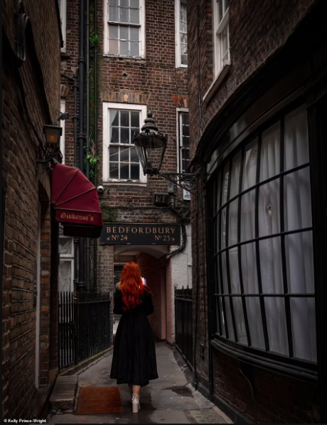 Goodwin's Court, London, Anh. Đây là điểm quay phim Harry Potter. Kelly đã chú thích bức ảnh này bằng câu hỏi: “Knockturn Alley, có ai không?”