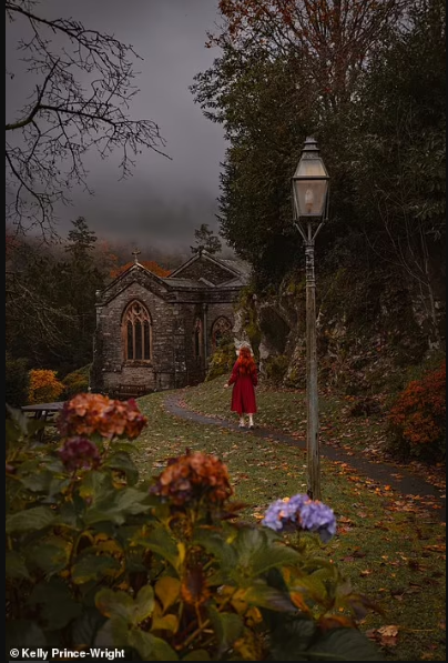 Rydal Hall, The Lake District, Anh. Kelly đang đi dạo trong mùa thu ấm cúng bên một ngôi nhà đá nhỏ gần thác nước Rydal, trong khuôn viên của Rydal Hall.