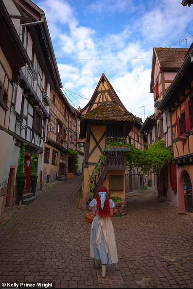 Eguisheim, Pháp. Đây là ngôi làng trung cổ có kiến trúc độc đáo thuộc vùng Alsace và cũng là nơi sản xuất rượu vang thượng hạng. Kelly nói, Eguisheim có một đài phun nước ở trung tâm khiến cô nhớ đến cảnh mở đầu của phim “Người đẹp và quái vật” khi Belle đi lang thang trong ngôi làng của mình. Đây cũng là một nơi thân thiện và đáng yêu.