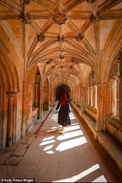 Lacock Abbey,Wiltshire, Anh. Địa điểm này được sử dụng cho một số cảnh quay trong phim Harry Potter.