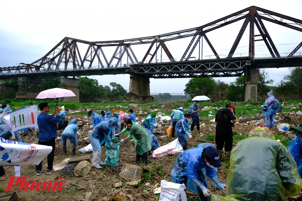 Tình trạng ngập úng kéo dài sau bão khiến cho rác thải nằm lại thành từng lớp dày, gây khó khăn cho quá trình dọn dẹp và phục hồi cảnh quan.