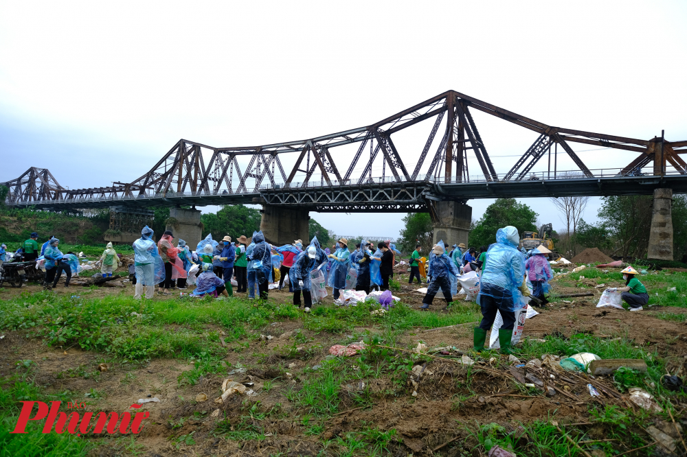 Khu vực bãi bồi sau cơn bão trở nên ngổn ngang với đủ loại rác thải, từ rác sinh hoạt đến rác thải công nghiệp, gây ảnh hưởng nghiêm trọng đến cảnh quan và môi trường sống của người dân.