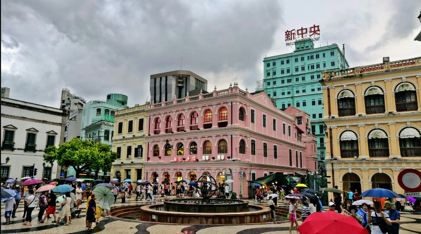 Macao có sòng bạc, có các tòa nhà chọc trời và nơi dành cho du khách thích mua sắm. Dù nhỏ bé với hơn 704.000 dân, nhưng Macao đón khoảng 28 triệu du khách mỗi năm. Ảnh: Các tòa nhà ở Ma Cao - Nguồn: Mauricio Muñoz on Unsplash