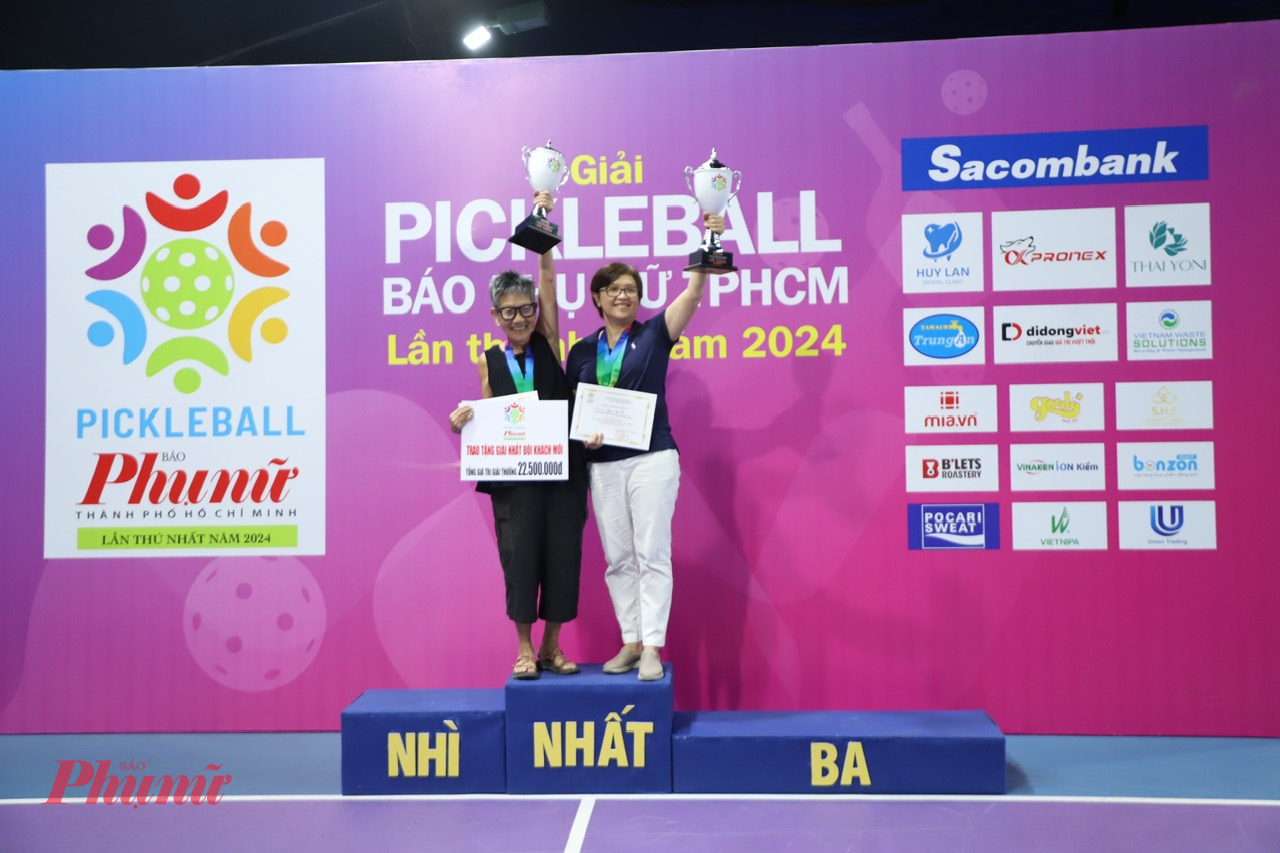 cặp đôi “Bà ngoại Pickleball” Nguyễn Ngọc Vân và Nguyễn Thị Quỳnh Vân xuất sắc giành vô địch.