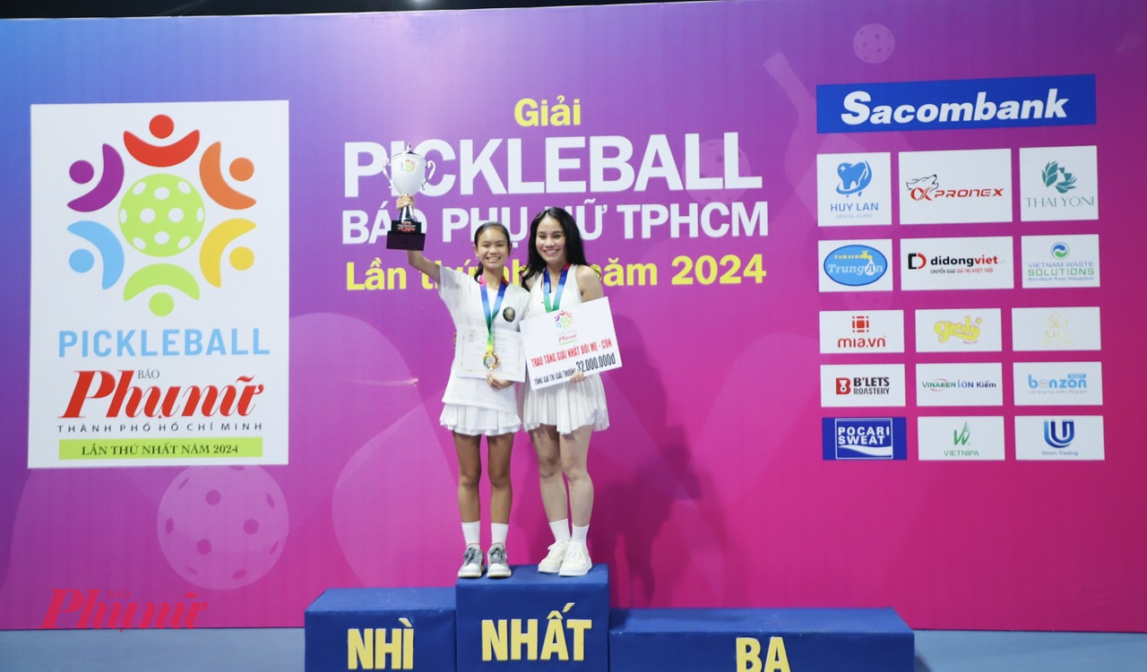 Các cặp đôi mẹ - con giành huy chương tại Giải Pickleball Báo Phụ nữ TPHCM lần thứ nhất năm 2024 Đôi vợ - chồng nhận huy chương và cúp của giải đấu Ban tổ chức trao giải nhất, nhì, ba cho 4 cặp vận động xuất sắc nhất hạng mục đôi nữ Open