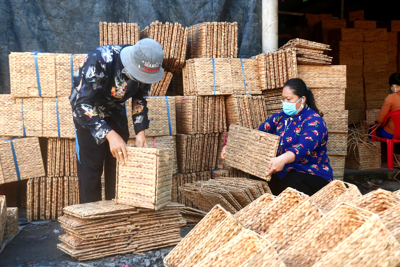 Nghề đan lục bình đã giúp nhiều chị em ở huyện Cái Bè, tỉnh Tiền Giang có việc làm, tăng thu nhập