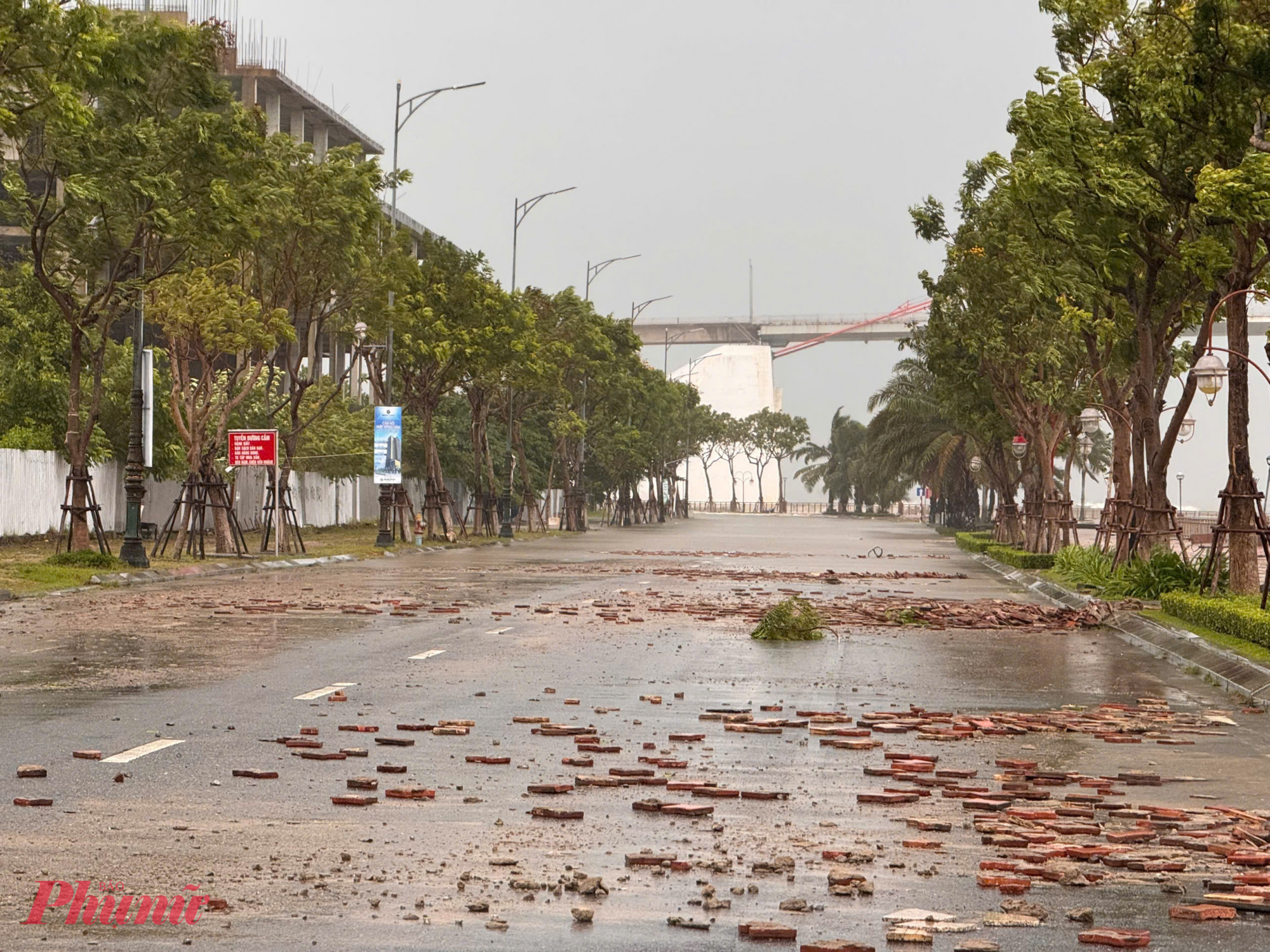 Đường Như Nguyệt ven sông Hàn bị sóng đánh tan đá lát vỉa hè