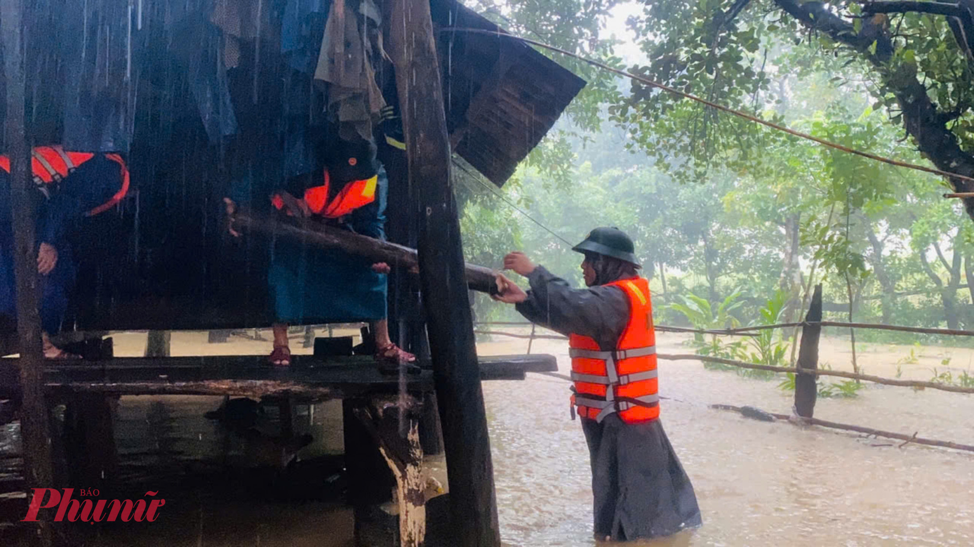 Đồn Biên phòng Làng Ho, Bộ đội Biên phòng tỉnh Quảng Bình  tích cực đưa dân đi sơ tán khỏi bản Mít do nước lũ hiện đang dâng cao