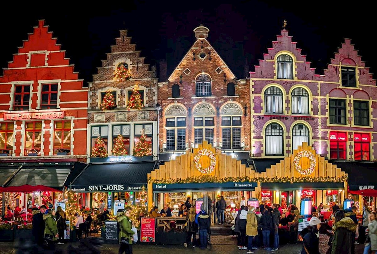 Bruges, Bỉ Với những con phố lát đá cuội hẹp và những ngôi nhà phố cổ được trang trí bằng đèn cổ tích phản chiếu trên kênh đào, thành phố thời trung cổ Bruges là một trong những điểm đến Giáng sinh kỳ diệu nhất châu Âu. Grote Markt, hay quảng trường Chợ, chật kín đồ ăn, đồ uống và các gian hàng thủ công xung quanh Tháp chuông thế kỷ 13.