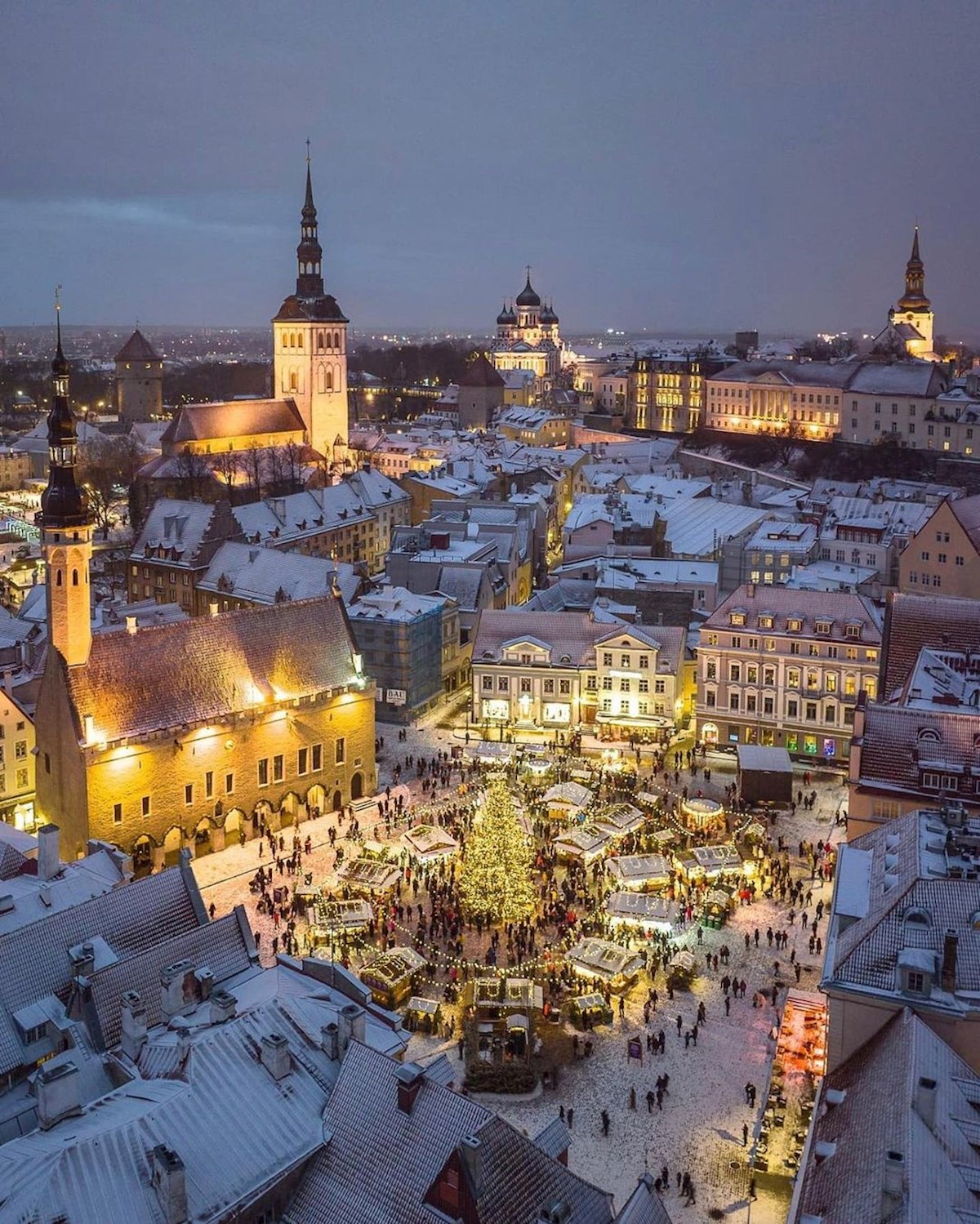 Tallinn, Estonia Thành phố quyến rũ của Estonia này có một trong những khu chợ Giáng sinh đẹp nhất ở Bắc Âu, và cũng được biết đến là nơi có cây thông Noel đầu tiên trên thế giới. Vào năm 1441, các thương gia đã mang cây thông đến Quảng trường Town Hall quyến rũ của Tallinn. Họ cùng nhau hát và nhảy xung quanh cây thông với các cô gái Estonia, sau đó cây thông được đốt cháy. Ngày nay, một khu chợ với các gian hàng bằng gỗ và ki-ốt thủ công bao quanh cây thông Noel lớn nằm ở cùng một địa điểm như năm 1441 - ở giữa Quảng trường Town Hall.