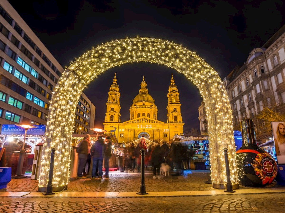 Budapest, Hungary Chợ Giáng sinh trên Quảng trường Vörösmarty là hoạt động tháng 12 được người dân địa phương và khách du lịch đến thăm Budapest ưa thích trong hơn hai thập kỷ. Hội chợ cung cấp các sản phẩm thủ công chất lượng cao và nhiều món ăn truyền thống của Hungary.  Chợ Giáng sinh Budapest / Chợ Giáng sinh Budapest / Nguồn: Shutterstock  Là một trong những món ăn nổi tiếng nhất của ẩm thực Hungary, món guly được phục vụ và thưởng thức tại mọi chợ Giáng sinh Hungary. Và để có trải nghiệm ẩm thực tốt hơn, hãy tìm một gian hàng phục vụ món này trong một ổ bánh mì hình tròn. Súp sẽ làm mềm bánh mì bên trong, nhưng bên ngoài vẫn giòn, đưa trải nghiệm ẩm thực này lên đến mức hoàn hảo.