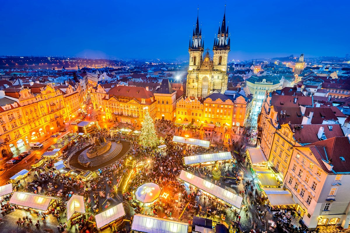 Praha, Cộng hòa Séc Chợ Giáng sinh rất phổ biến ở toàn Cộng hòa Séc, nhưng bạn sẽ tìm thấy những chợ ấn tượng nhất ở Prague. Chúng trải dài khắp thành phố - những khu chợ lớn mang tính truyền thống hơn, với nhiều bài hát mừng Giáng sinh và cây thông Noel khổng lồ, trong khi những khu chợ nhỏ hơn quảng bá cho các nghệ nhân và nghệ sĩ địa phương.