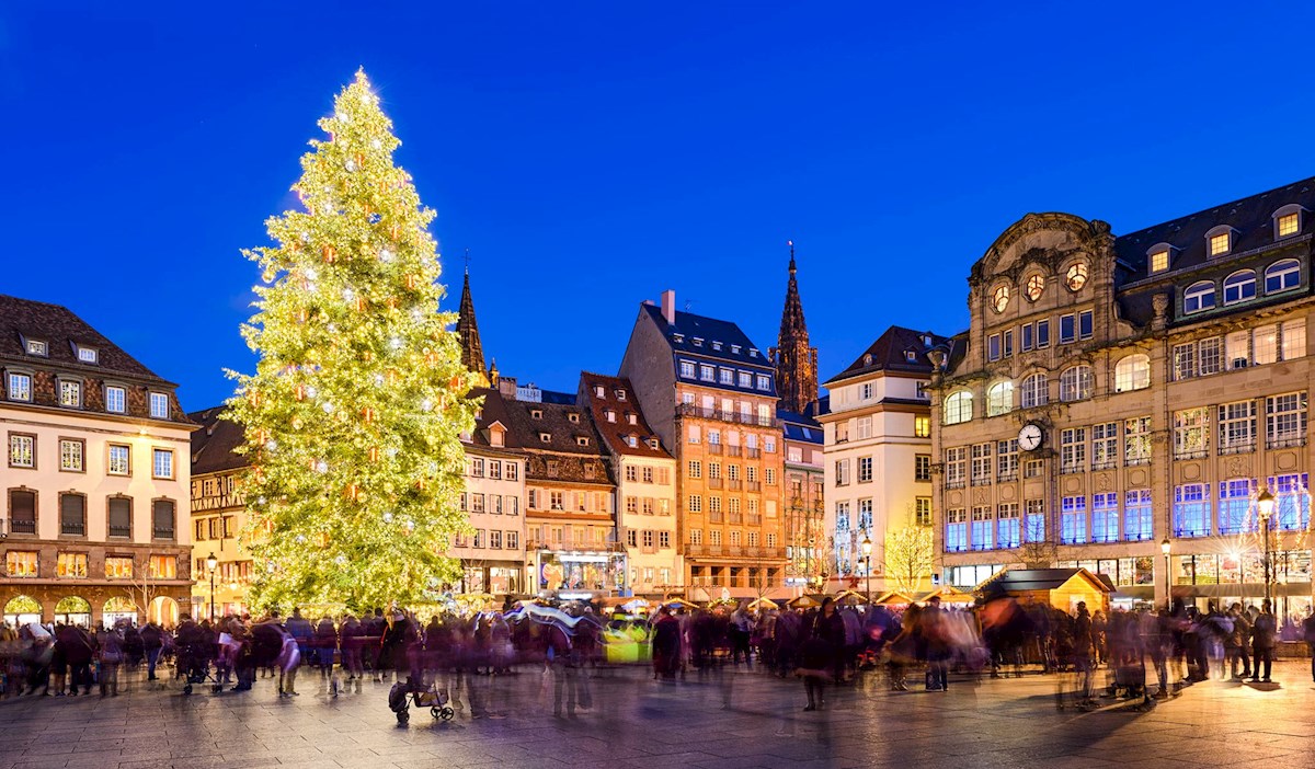 Strasbourg, Pháp Chợ Giáng sinh Strasbourg là một trong những chợ lâu đời và lớn nhất ở châu Âu, với hơn 300 gian hàng bằng gỗ trên hàng chục địa điểm trong thành phố. Ngôi sao lớn nhất của chợ là Cây thông Noel lớn của Strasbourg - một trong những cây thông Noel được trang trí cao nhất thế giới.