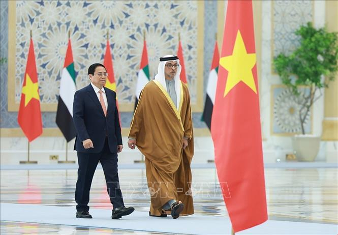 Phó Tổng thống UAE Sheikh Mansour Bin Zayed Al Nahyan chủ trì Lễ đón Thủ tướng Phạm Minh Chính thăm chính thức Các Tiểu Vương quốc Arab Thống nhất (UAE). Ảnh: Dương Giang/TTXVN