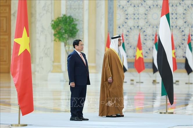 Phó Tổng thống UAE Sheikh Mansour Bin Zayed Al Nahyan chủ trì Lễ đón Thủ tướng Phạm Minh Chính thăm chính thức Các Tiểu Vương quốc Arab Thống nhất (UAE). Ảnh: Dương Giang/TTXVN