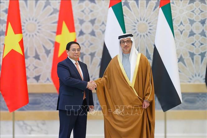 Phó Tổng thống UAE Sheikh Mansour Bin Zayed Al Nahyan chủ trì Lễ đón Thủ tướng Phạm Minh Chính thăm chính thức Các Tiểu Vương quốc Arab Thống nhất (UAE). Ảnh: Dương Giang/TTXVN