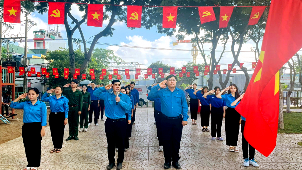 Lễ chào cờ “Tôi yêu Tổ quốc tôi” tại địa bàn dân cư của Đoàn Thanh niên phường 16, quận 4 đã thực hiện được 3 năm, trở thành nếp sinh hoạt của nhiều người dân trong các khu phố