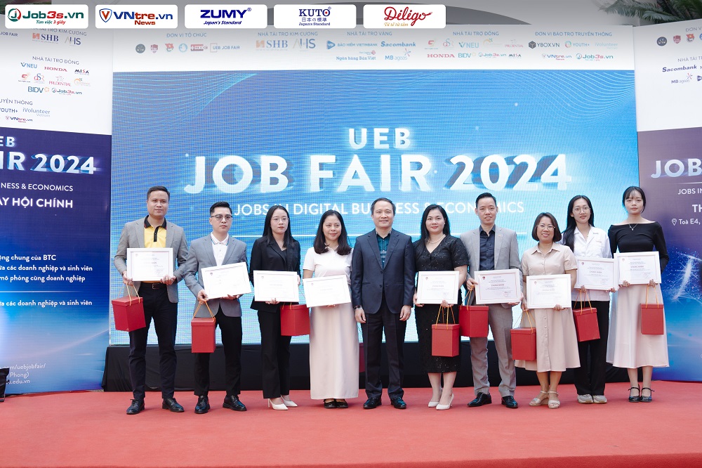 Đại diện job3s.vn tại sự kiện UEB Job Fair 2024 (người đầu tiên từ phải sang) - Ảnh: job3s.vn